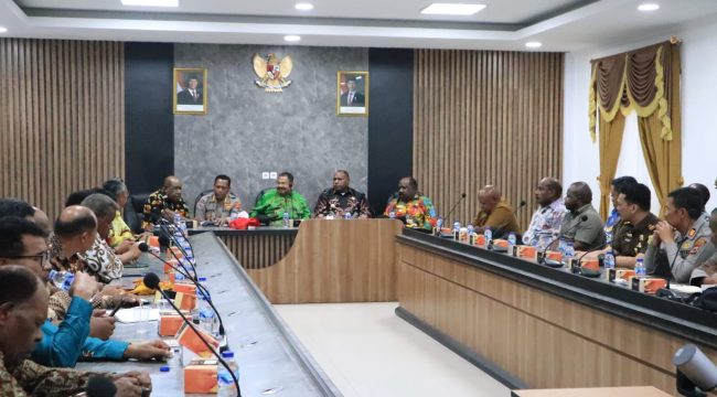 Rapat bersama untuk prosesi 'patah pana' di Wamena. Foto: Agris Wistrijaya/KabarPapua.co