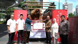 
Chief of Syariah Compliance & Legal CIMB Niaga Syamsul Aidi Bachtiar (ketiga kanan) menyerahkan secara simbolis bantuan 1 ekor sapi limosin kepada Direktur Utama LAZISMU Ibnu Tsani (ketiga kiri) di kantor pusat CIMB Niaga Syariah. Foto: CIMB Niaga.