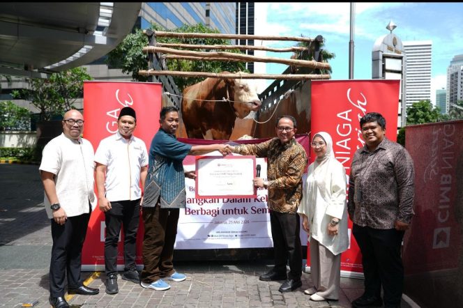 
					
Chief of Syariah Compliance & Legal CIMB Niaga Syamsul Aidi Bachtiar (ketiga kanan) menyerahkan secara simbolis bantuan 1 ekor sapi limosin kepada Direktur Utama LAZISMU Ibnu Tsani (ketiga kiri) di kantor pusat CIMB Niaga Syariah. Foto: CIMB Niaga.