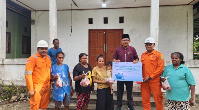PLN IP UBP Holtekamp membagikan hewan kurban di momen Iduladha 1447 Hijriyah. Foto: PLN IP UBP Holtekamp