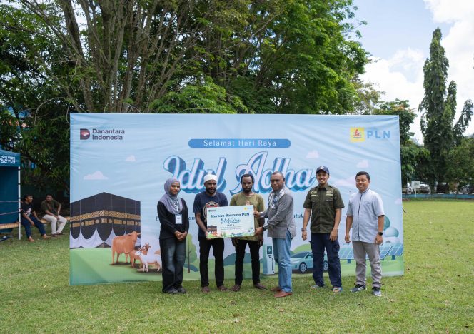 
					General Manager PLN UIW PPB, Roberth Rumsaur menyerahkan hewan kurban saat Iduladha 1447 Hijriyah. Foto: PLN Papua.