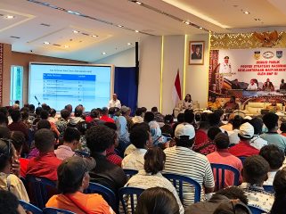 Gubernur Papua Selatan, Apolo Safanpo hadir dalam diskusi Publik PSN dan Kesejahteraan Masyarakat papua oleh BMP RI. Foto: Katharina/Kabarpapua.co 
