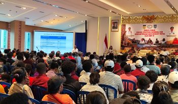 Gubernur Papua Selatan, Apolo Safanpo hadir dalam diskusi Publik PSN dan Kesejahteraan Masyarakat papua oleh BMP RI. Foto: Katharina/Kabarpapua.co 