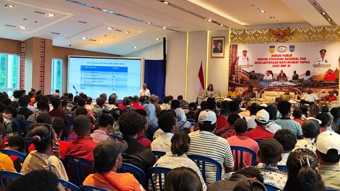
					Gubernur Papua Selatan, Apolo Safanpo hadir dalam diskusi Publik PSN dan Kesejahteraan Masyarakat papua oleh BMP RI. Foto: Katharina/Kabarpapua.co 