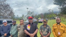 Bupati Jayawijaya Atenius Murip, saat mengunjungi Kampung Logonoba, untul menyerahkan bantuan pascakonflik. Foto : Istimewa