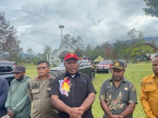 Bupati Jayawijaya Atenius Murip, saat mengunjungi Kampung Logonoba, untul menyerahkan bantuan pascakonflik. Foto : Istimewa