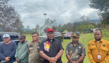 Bupati Jayawijaya Atenius Murip, saat mengunjungi Kampung Logonoba, untul menyerahkan bantuan pascakonflik. Foto : Istimewa