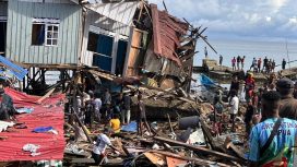 Sejumlah rumah hancur diduga akibat ledakan dari bom peninggalan perang dunia II di kawasan perikanan Biak Numfor. Foto: Humas Polda Papua 