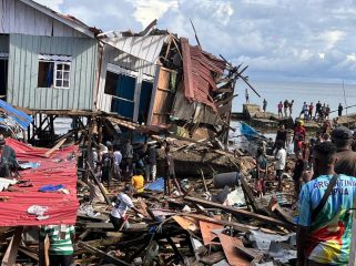 Sejumlah rumah hancur diduga akibat ledakan dari bom peninggalan perang dunia II di kawasan perikanan Biak Numfor. Foto: Humas Polda Papua 