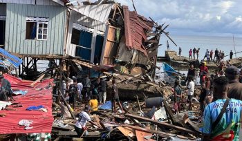 Sejumlah rumah hancur diduga akibat ledakan dari bom peninggalan perang dunia II di kawasan perikanan Biak Numfor. Foto: Humas Polda Papua 