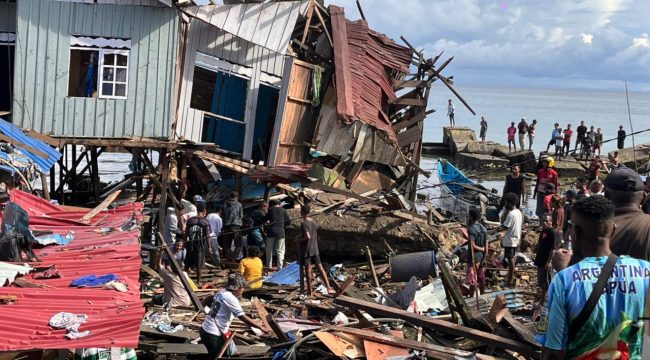 Sejumlah rumah hancur diduga akibat ledakan dari bom peninggalan perang dunia II di kawasan perikanan Biak Numfor. Foto: Humas Polda Papua 