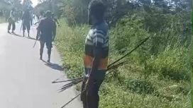 Bentrokan kedua massa di Jayawijaya yang berlangsung kearah Muai, Kabupaten Lanny Jaya. Foto: screenshoot video.