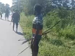 Bentrokan kedua massa di Jayawijaya yang berlangsung kearah Muai, Kabupaten Lanny Jaya. Foto: screenshoot video.
