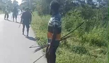 Bentrokan kedua massa di Jayawijaya yang berlangsung kearah Muai, Kabupaten Lanny Jaya. Foto: screenshoot video.