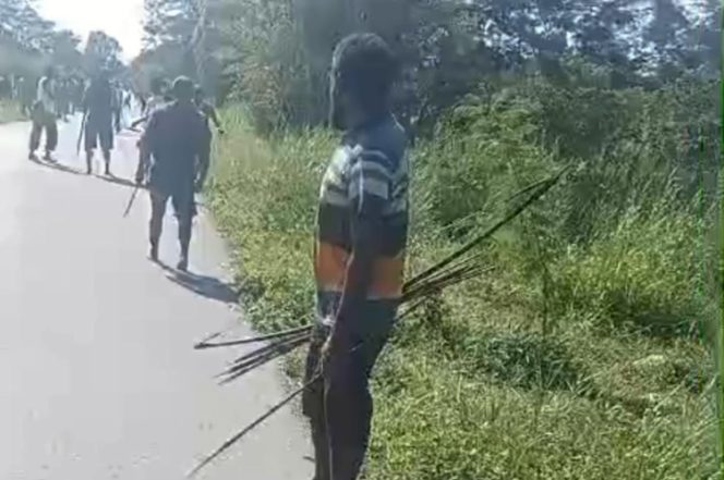 
					Bentrokan kedua massa di Jayawijaya yang berlangsung kearah Muai, Kabupaten Lanny Jaya. Foto: screenshoot video.