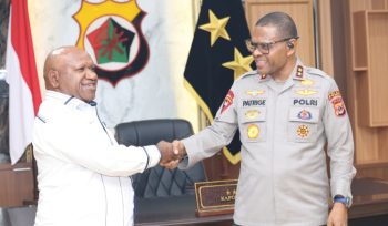 akil Bupati Jayawijaya Ronny Elopere bertemu dengan Kapolda Papua, Irjen Pol Patrige Renwarin di Mapolda Papua di Koya Koso Kota Jayapura. Foto: Humas Polda Papua  