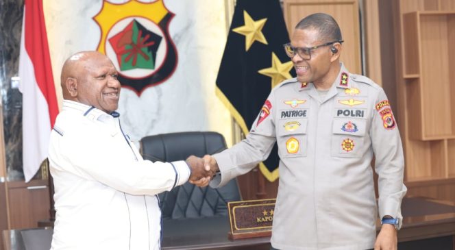 
					akil Bupati Jayawijaya Ronny Elopere bertemu dengan Kapolda Papua, Irjen Pol Patrige Renwarin di Mapolda Papua di Koya Koso Kota Jayapura. Foto: Humas Polda Papua  
