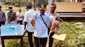 Pemusnahan miras di wilayah Numfor Barat, Provinsi Papua. Foto: Humas Polda Papua