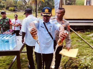 Pemusnahan miras di wilayah Numfor Barat, Provinsi Papua. Foto: Humas Polda Papua