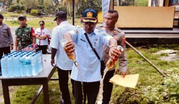 Pemusnahan miras di wilayah Numfor Barat, Provinsi Papua. Foto: Humas Polda Papua