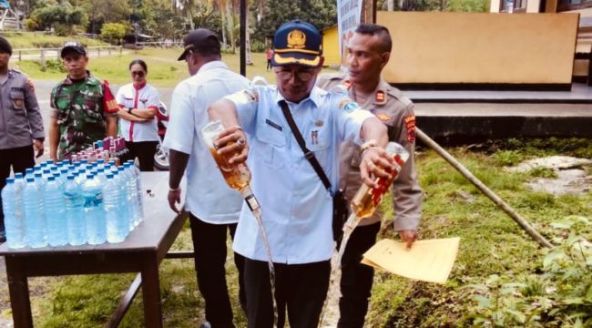 Pemusnahan miras di wilayah Numfor Barat, Provinsi Papua. Foto: Humas Polda Papua