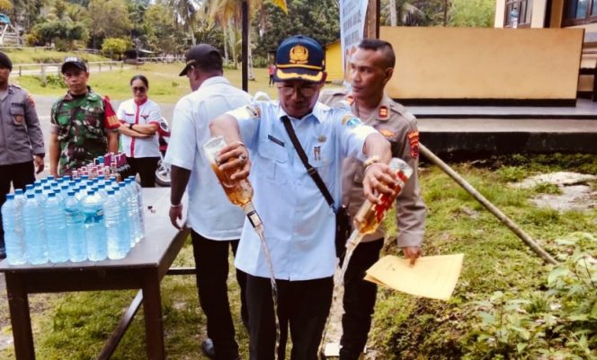 
					Pemusnahan miras di wilayah Numfor Barat, Provinsi Papua. Foto: Humas Polda Papua