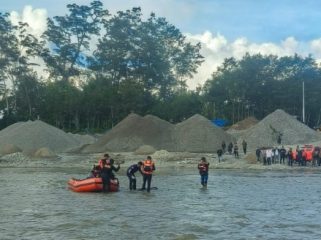 Pencarian korban putusnya Kali Uwe di Distrik Wouma, Kabupaten Jayawijaya. Foto: ist