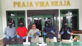 Rilis temuan senpi dan amunisi di rumah seorang WNA di Nabire. Foto: Penrem 173