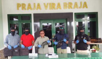 Rilis temuan senpi dan amunisi di rumah seorang WNA di Nabire. Foto: Penrem 173