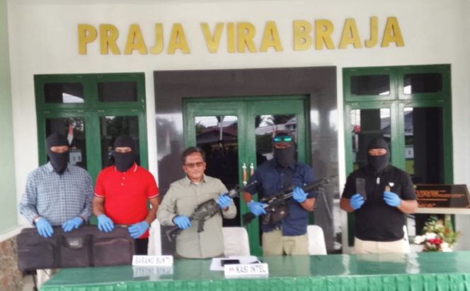 
					Rilis temuan senpi dan amunisi di rumah seorang WNA di Nabire. Foto: Penrem 173