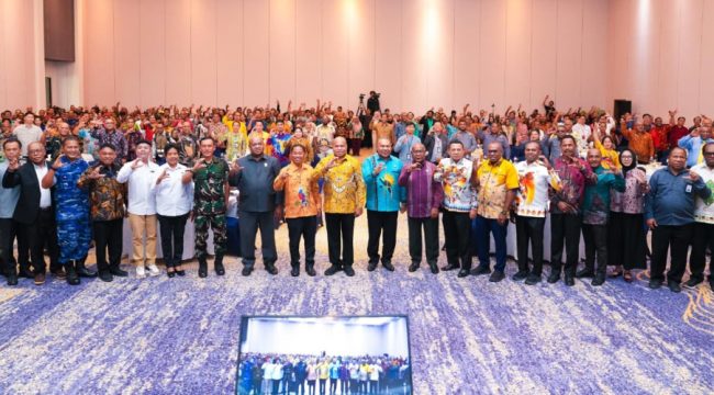 Foto bersama jajaran Disdikpora Kabupaten Kepulauan Yapen usai kegiatan sosialisasi SPMB 2026-2027 dan E-Ijazah di Aula SMAN 1 Serui. Foto: Disdikpora Yapen 