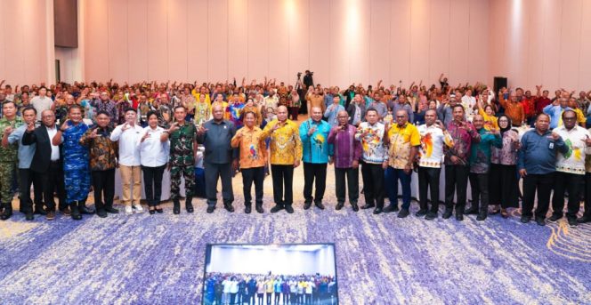 
					Foto bersama jajaran Disdikpora Kabupaten Kepulauan Yapen usai kegiatan sosialisasi SPMB 2026-2027 dan E-Ijazah di Aula SMAN 1 Serui. Foto: Disdikpora Yapen 