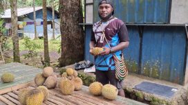 Pengelola wisata Kali Manainumi yang juga penjual durian lokal, Edi Ambokari. Foto: Ainun Faathirjal/Kabarpapua.co