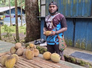 Pengelola wisata Kali Manainumi yang juga penjual durian lokal, Edi Ambokari. Foto: Ainun Faathirjal/Kabarpapua.co