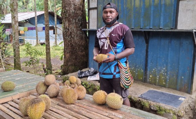 
					Pengelola wisata Kali Manainumi yang juga penjual durian lokal, Edi Ambokari. Foto: Ainun Faathirjal/Kabarpapua.co