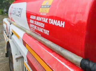 Mobil tangki pengangkut BBM jenis minyak tanah subsidi milik Pertamina. (Foto dok: Pertamina) 
