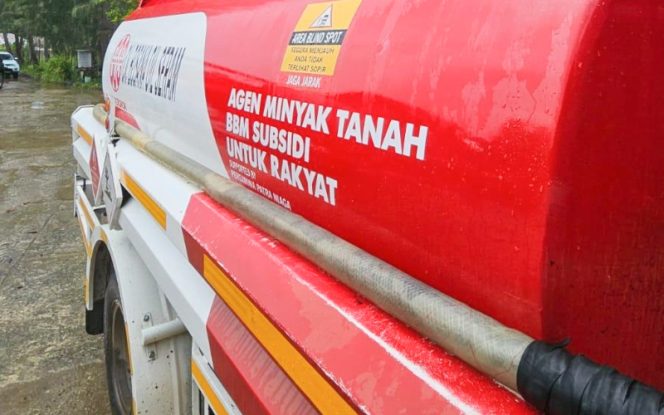 
					Mobil tangki pengangkut BBM jenis minyak tanah subsidi milik Pertamina. (Foto dok: Pertamina) 