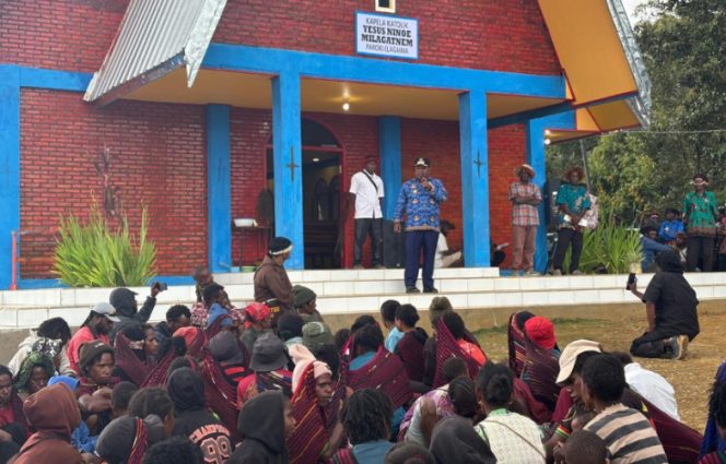 
					Wabup Jayawijaya saat meresmikan Kapel Katolik Milagatnem Jayawijaya. Foto: Agris Wistrijaya/KabarPapua.co