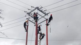 Petugas PLN di Papua Barat. Foto: PLN Papua