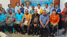 Anggota Pokja Agama MRPB, Lodewijk Harri Marani (duduk kemeja hitam) saat bertemu dengan pengurus Klasis GKI Kaimana. (Foto dok:IST)