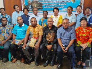 Anggota Pokja Agama MRPB, Lodewijk Harri Marani (duduk kemeja hitam) saat bertemu dengan pengurus Klasis GKI Kaimana. (Foto dok:IST)
