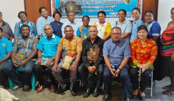 Anggota Pokja Agama MRPB, Lodewijk Harri Marani (duduk kemeja hitam) saat bertemu dengan pengurus Klasis GKI Kaimana. (Foto dok:IST)