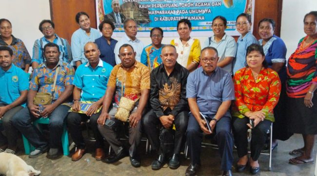 Anggota Pokja Agama MRPB, Lodewijk Harri Marani (duduk kemeja hitam) saat bertemu dengan pengurus Klasis GKI Kaimana. (Foto dok:IST)