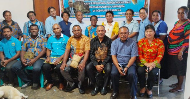 
					Anggota Pokja Agama MRPB, Lodewijk Harri Marani (duduk kemeja hitam) saat bertemu dengan pengurus Klasis GKI Kaimana. (Foto dok:IST)