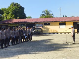 Apel pagi personel Polres Kepulauan Yapen yang dipimpin Kasi Propam AKP Timok Pahalangi di halaman Mapolres Kepulauan Yapen. (Foto dok: Humas Polres Kepulauan Yapen)