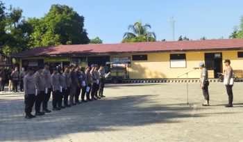 Apel pagi personel Polres Kepulauan Yapen yang dipimpin Kasi Propam AKP Timok Pahalangi di halaman Mapolres Kepulauan Yapen. (Foto dok: Humas Polres Kepulauan Yapen)