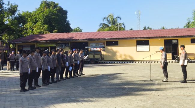 Apel pagi personel Polres Kepulauan Yapen yang dipimpin Kasi Propam AKP Timok Pahalangi di halaman Mapolres Kepulauan Yapen. (Foto dok: Humas Polres Kepulauan Yapen)