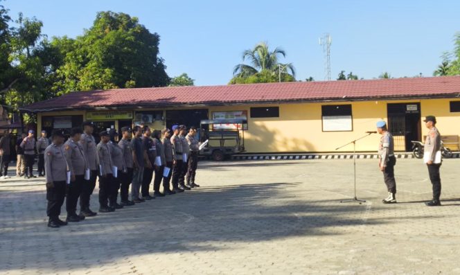 
					Apel pagi personel Polres Kepulauan Yapen yang dipimpin Kasi Propam AKP Timok Pahalangi di halaman Mapolres Kepulauan Yapen. (Foto dok: Humas Polres Kepulauan Yapen)