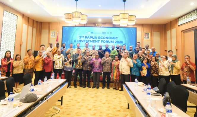 
					Foto bersama dalam acara PEIF ke-2 Tahun 2026 yang dihadiri pemda dari Provinsi Papua dan DOB di Mimika, Papua Tengah. (Foto dok: KPw Bank Indonesia Provinsi Papua) 