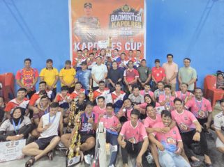 Foto bersama dalam penutupan Turnamen Badminton Kapolres Cup 2026 yang berlangsung meriah di Gedung SIG Newi Serui. (KabarPapua.co/Ainun Faathirjal)

